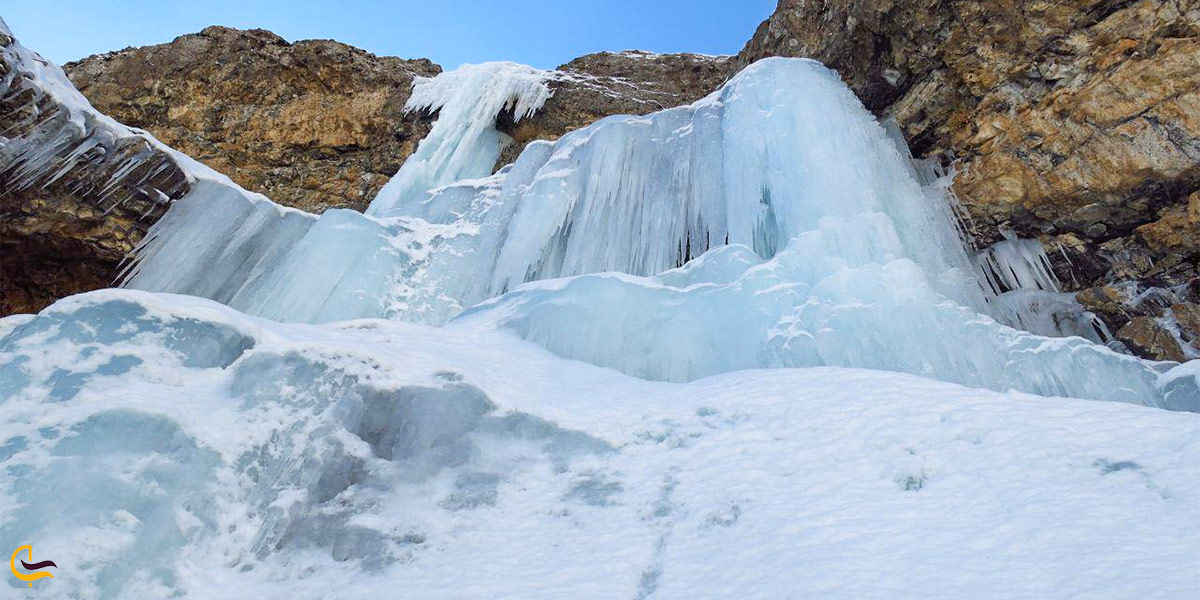 نمایی از آبشار یخی هملون