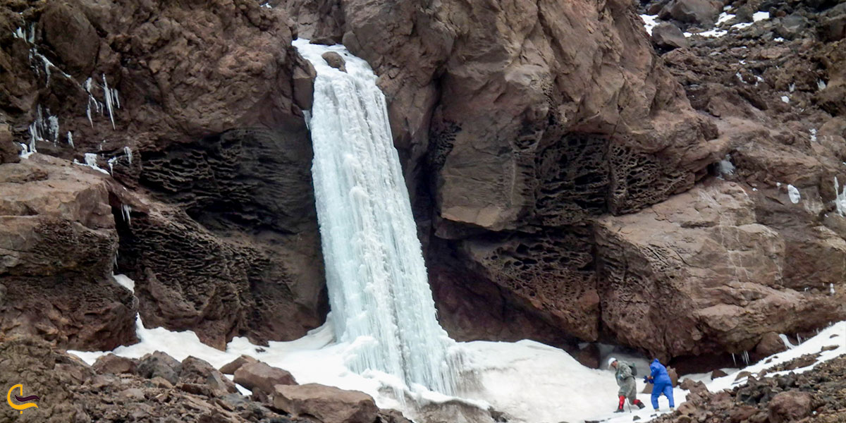 نمایی از آبشار یخی