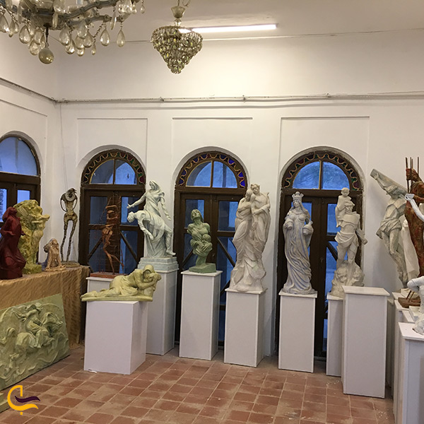 کتیبه ها و مجسمه ها در عمارت خسروآباد
