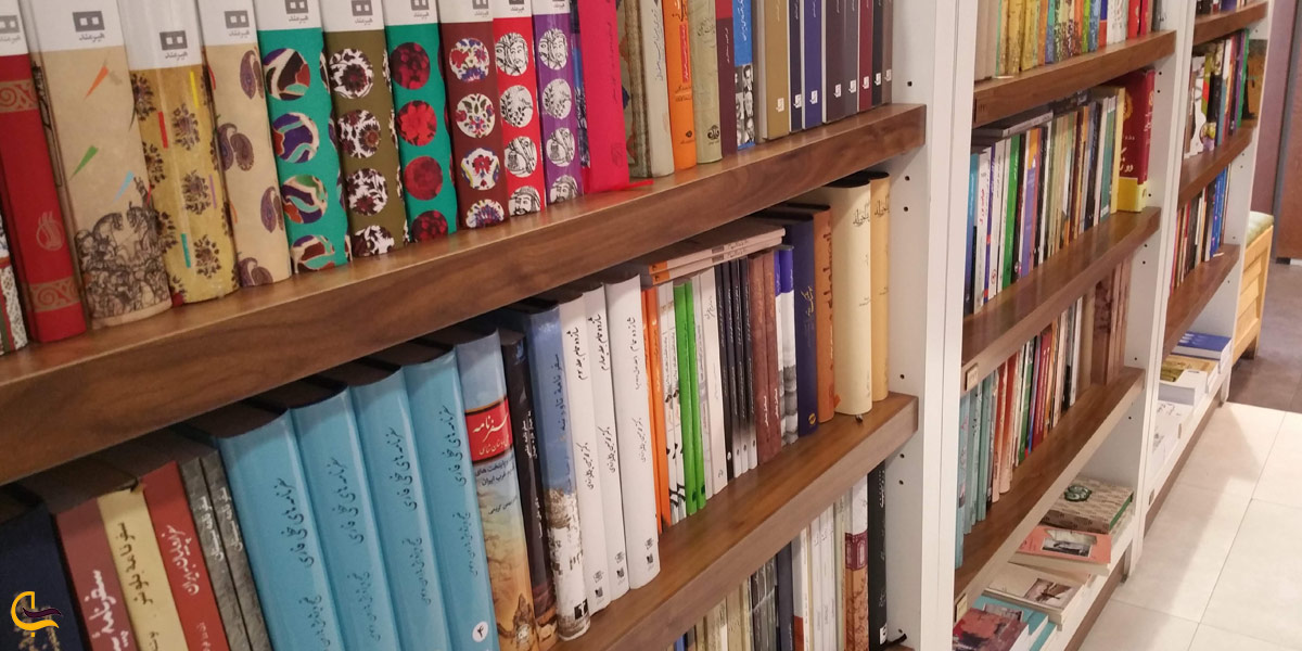 تصویری از بخش آثار ایران و جهان پردیس کتاب