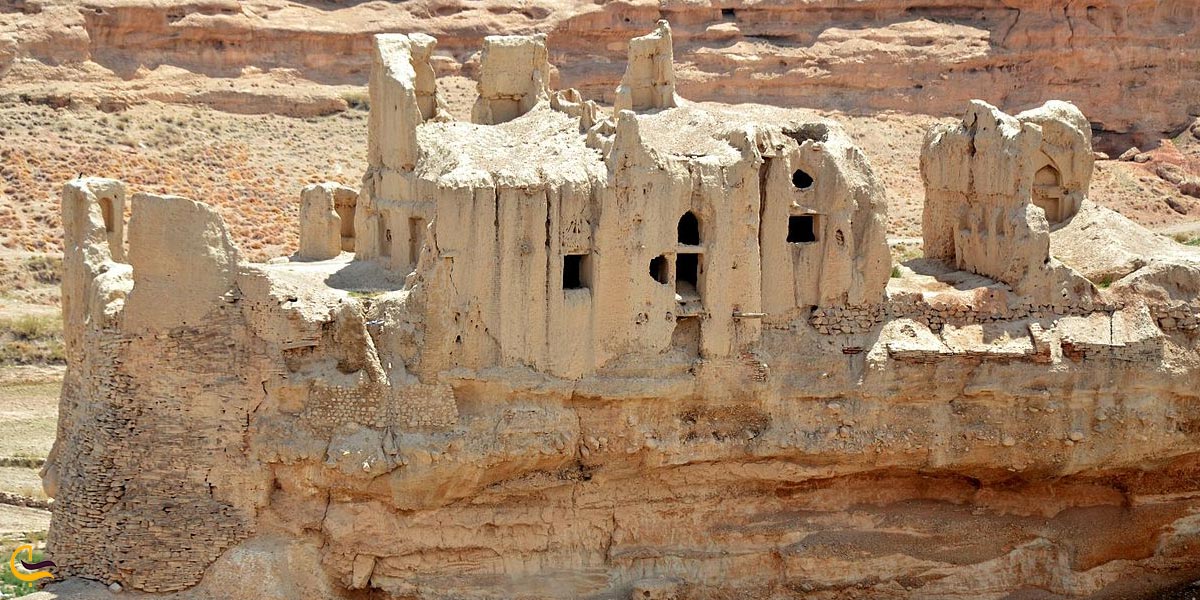 نمایی از بنای باستانی ایزدخواست