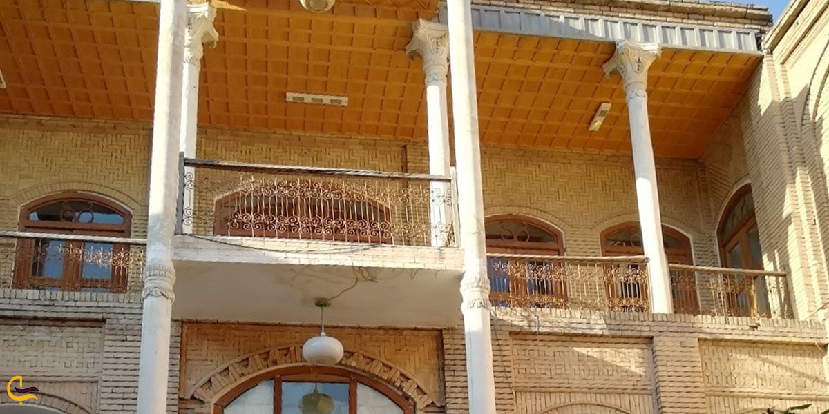 تصویری از ایوان خانه کرد