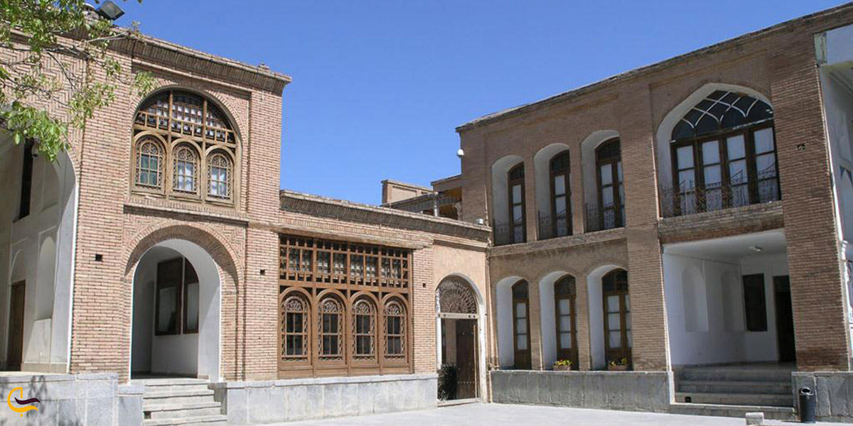 تصویری از حیاط عمارت کرد سنندج