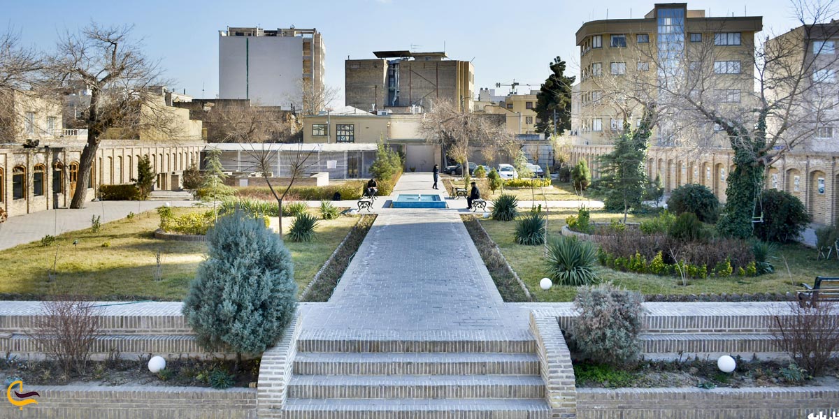 تصویری از محیط بیرون خانه تاریخی ملک مشهد