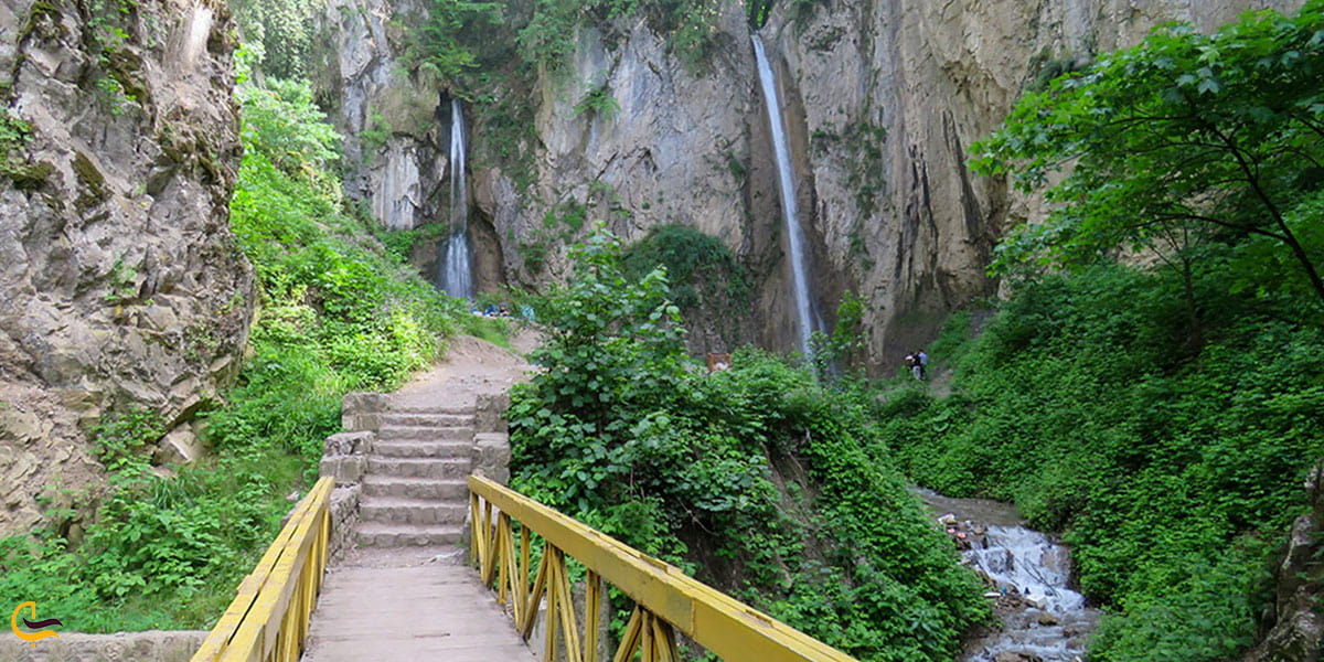 نمایی از مسیر رسیدن به آبشار زیارت گلستان