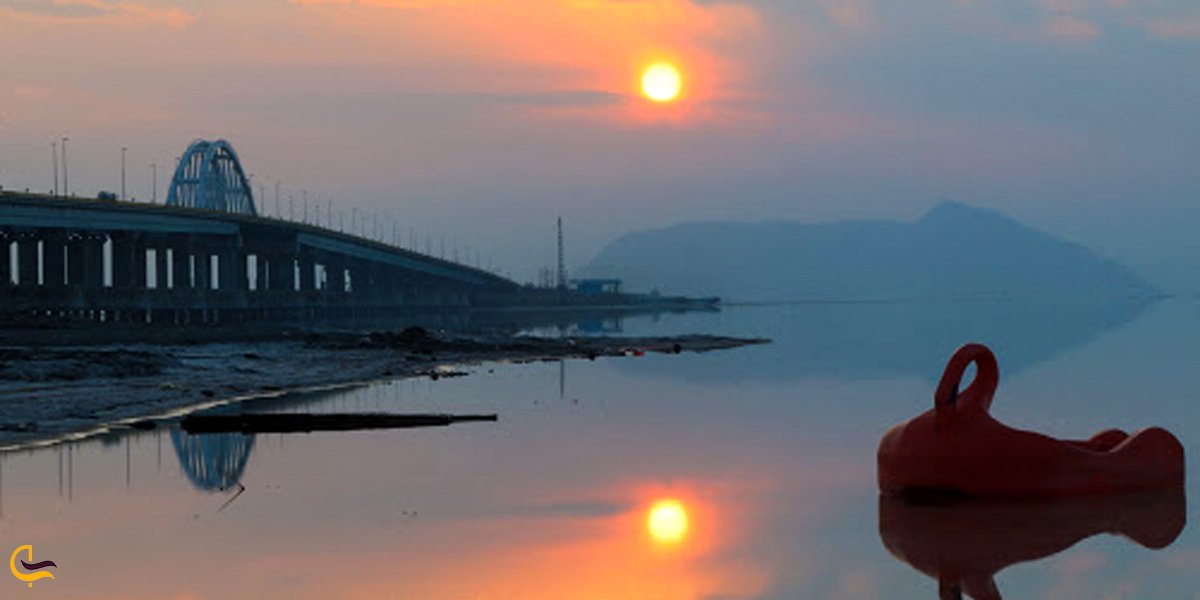 تصویری از قایق پدالی در دریاچه ارومیه