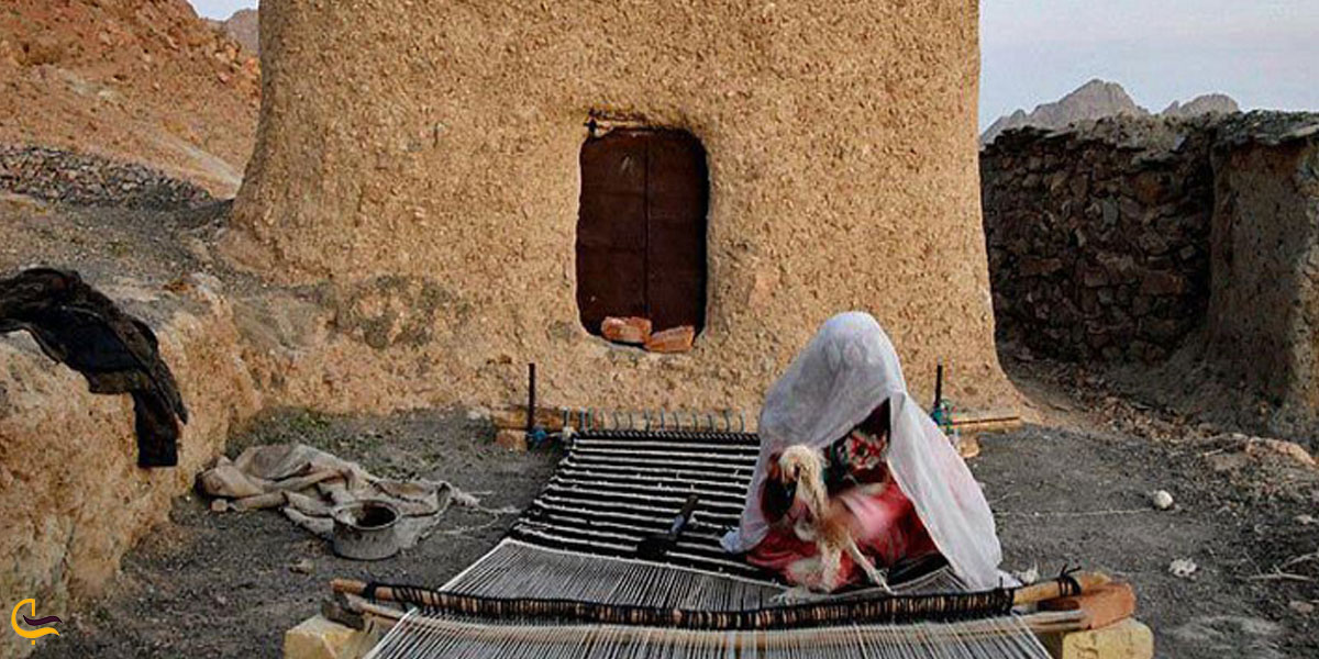 تصویری از زن در حال قالی بافی