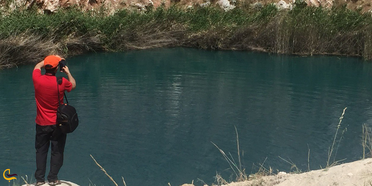 تصویری از عکاسی در طبیعت سرسبز دریاچه سیاه گاو