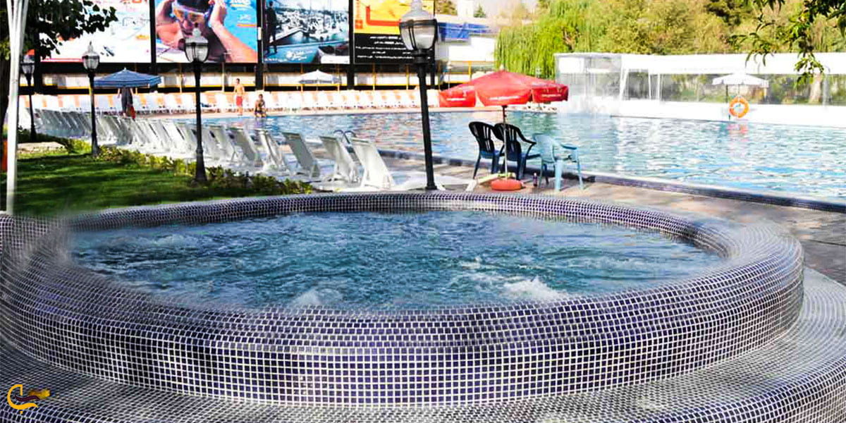 نمایی از استخر چهار فصل