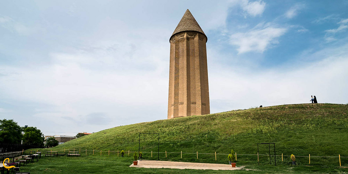 نمایی از برج گنبد قابوس