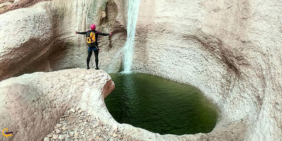 نمایی ازسنگ های اطراف تنگه بوچیر