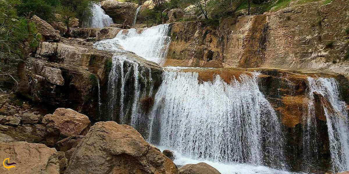 نمایی از آبشار سپیددشت
