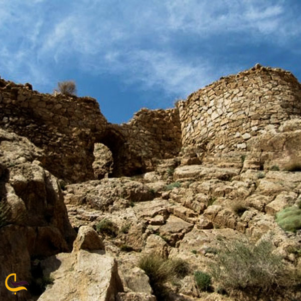 تصویری از قلعه سنگی شهمیرزاد