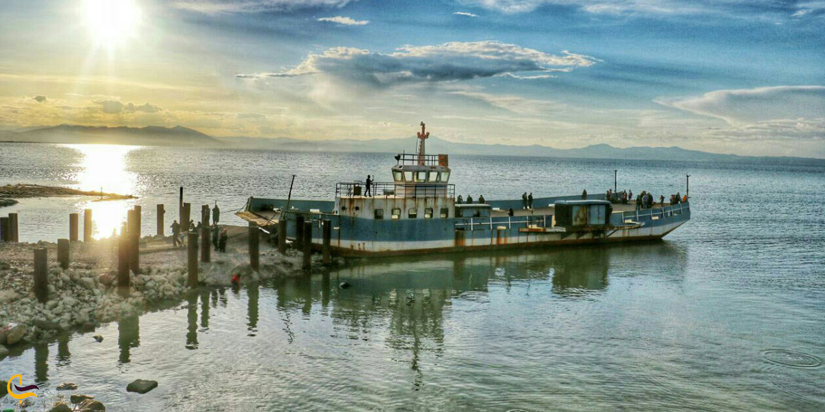 تصویری از کشتی در دریاچه ارومیه