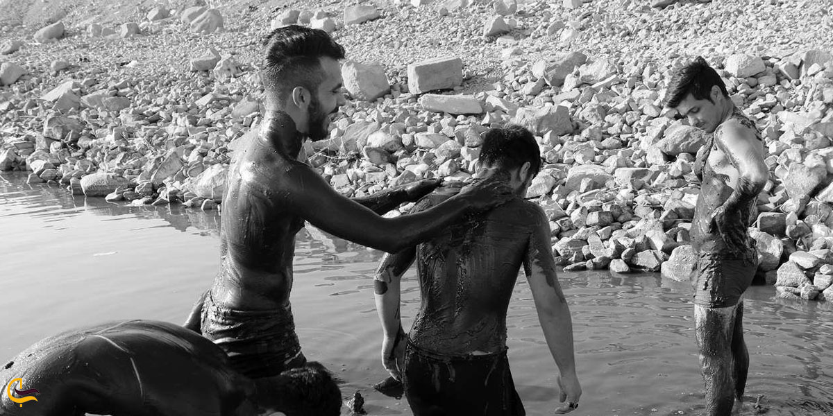 تصویری از لجن درمانی در دریاچه ارومیه