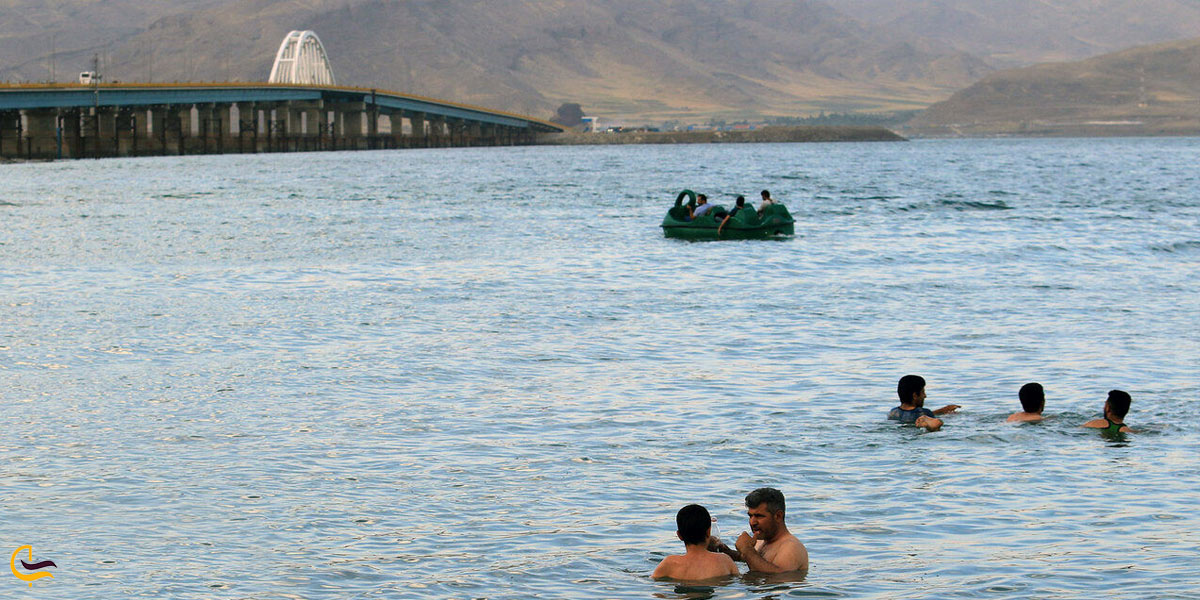 تصویری از شن و آب تنی در ساحل دریاچه ارومیه