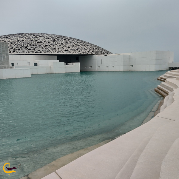 تصویری از محیط بیرون موزه لوور ابوظبی دبی