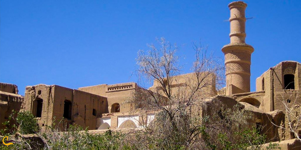 نمایی از منارجنبان خرانق در اردکان