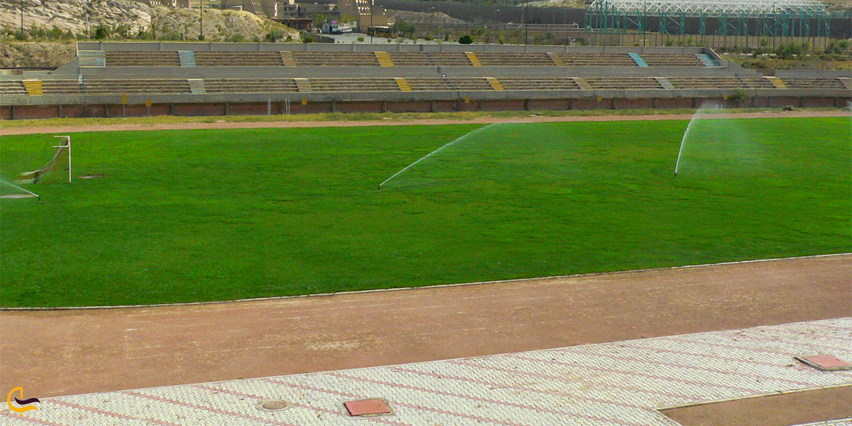 نمایی از زمین فوتبال چمن طبیعی انقلاب