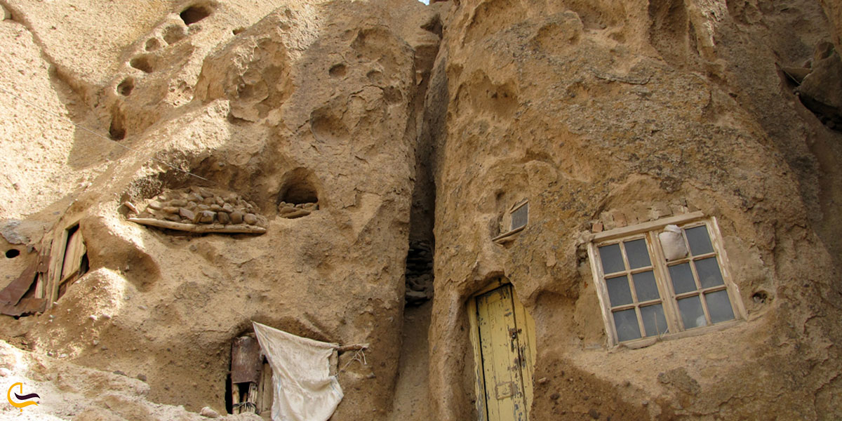 تصویری از پنجره های خانه روستایی کندوان