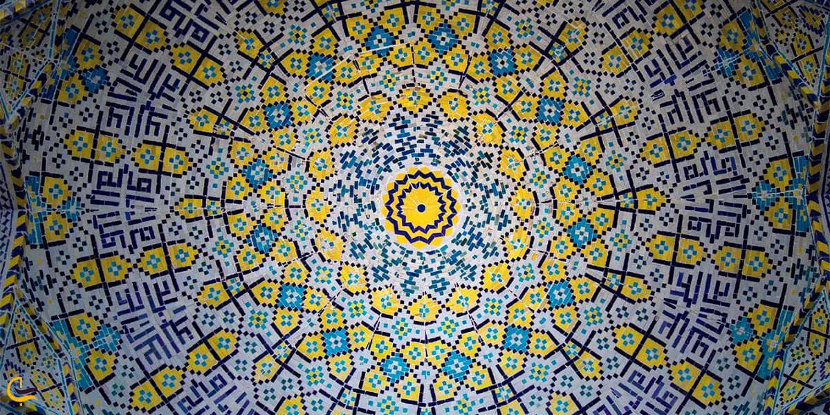 نمایی از کاشی‌کاری‌های متنوع مسجد وکیل شیراز