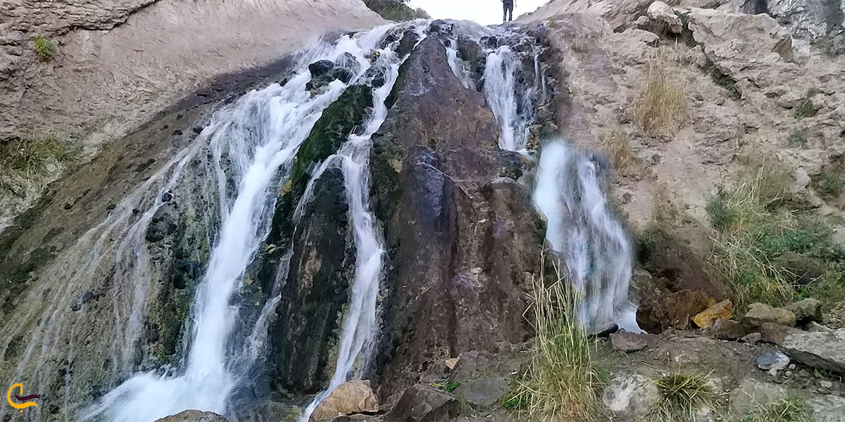 عکس از نمای روبهروی آبشار وروار