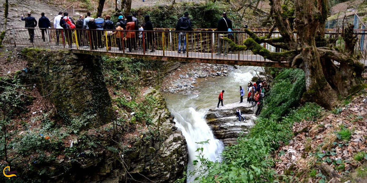 نمایی از پل فلزی آبشار ویسادار
