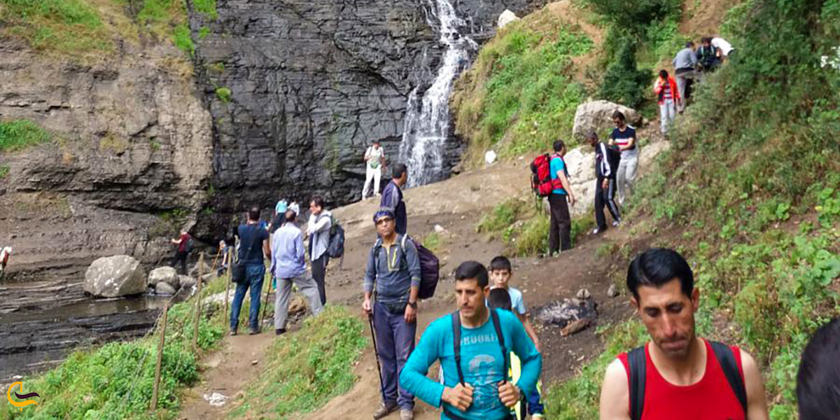 نمایی از پیاده روی آبشار لاتون