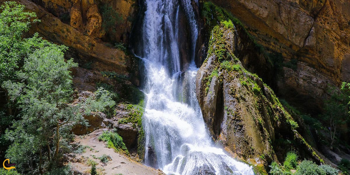 نمایی از آبشار آب سفید