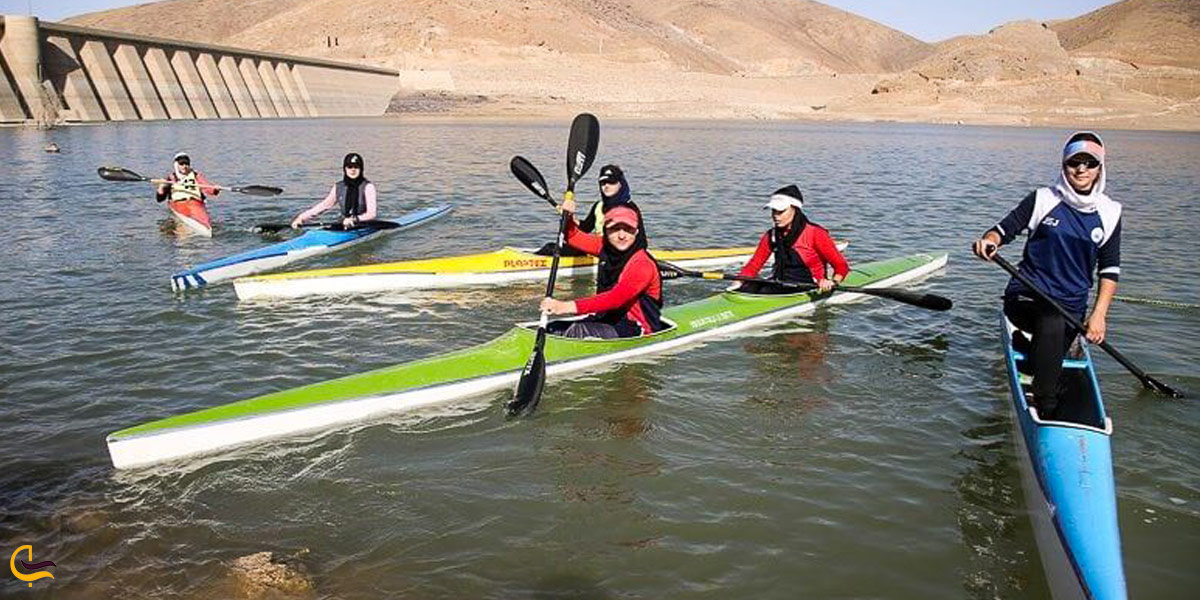 تصویری از قایق سواری در دریاچه سد اکتبان