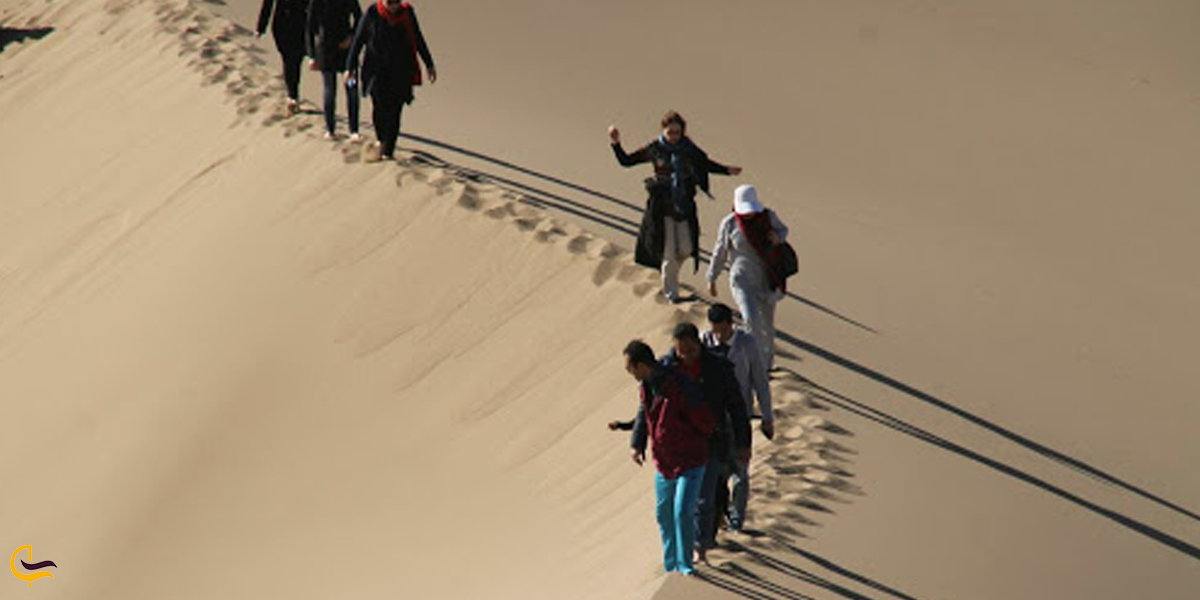 تصویری از پیاده روی در شن کویر ابوذیر آباد