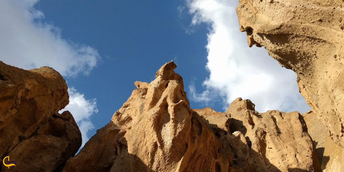 تصویری از سنگ های دیوار خانه های روستای کندوان