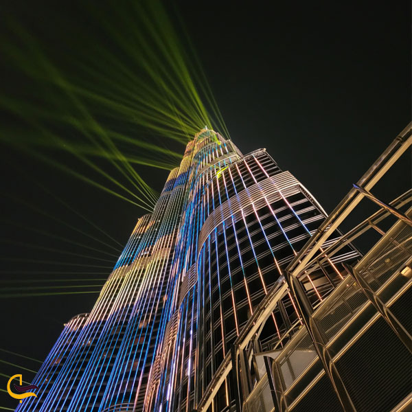 نمایی از پایین برج خلیفه دبی