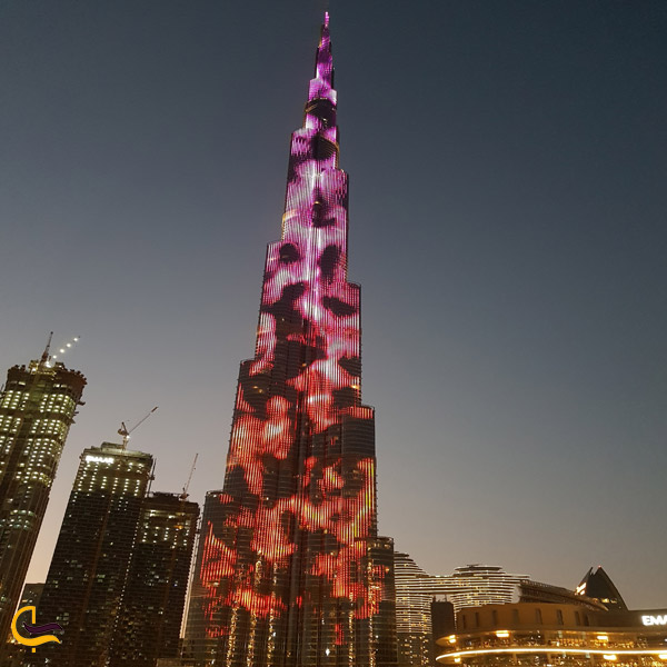 نمایی از برج خلیفه در نور بازی دبی