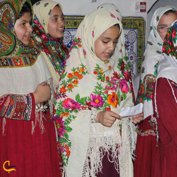 تصویری از لباس محلی شهمیرزاد