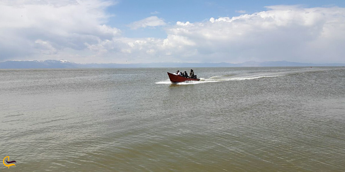 تصویری از قایق سواری در دریاچه ارومیه