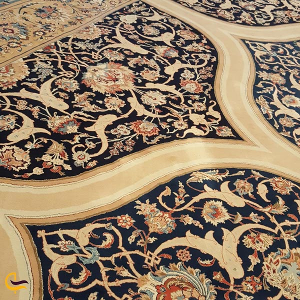 تصویری از فرش ایرانی در مسجد جامع سلطان قابوس