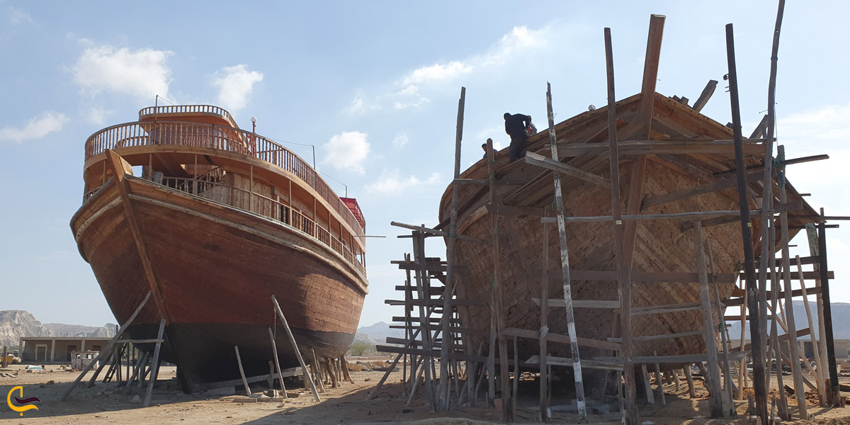 تصویری از درحال ساخت کشتی در ساحل بندر گوران
