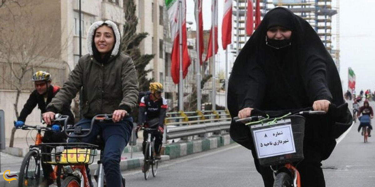 تصویری از دوچرخه سواری در خیابان انقلاب تهران