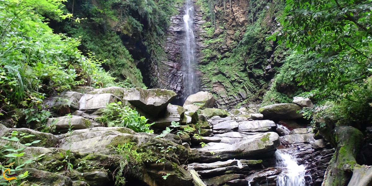 تصویری از طبیعت سرسبز آبشار گزو