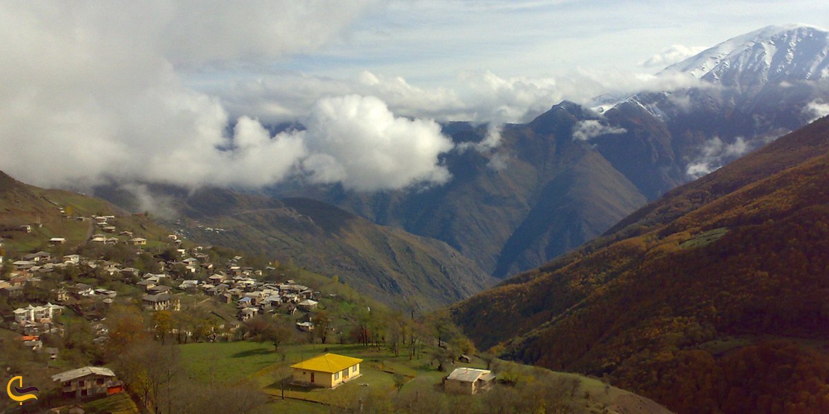 تصویری از ارتفاعات سرسبز روستای فشکور