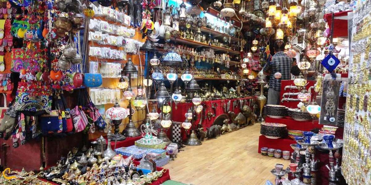 تصویری از مغازه در بازار قدیمی عبری