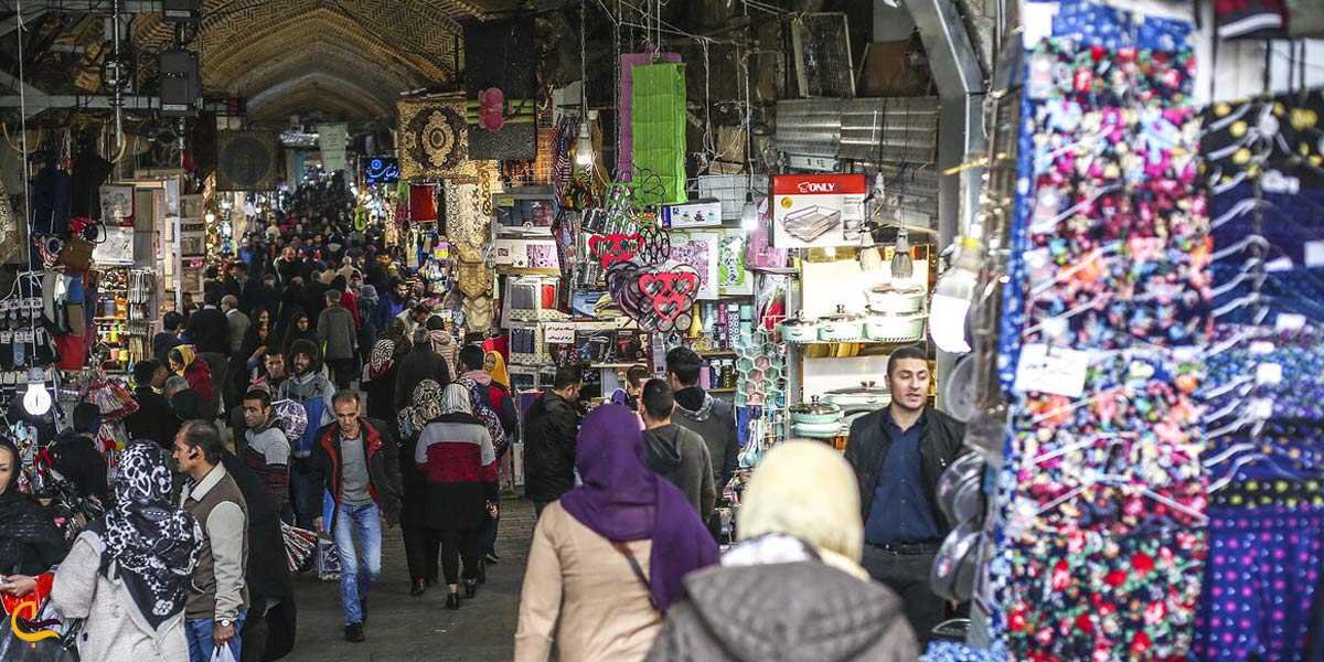 تصویری از بازار گردی در خیابان انقلاب تهران