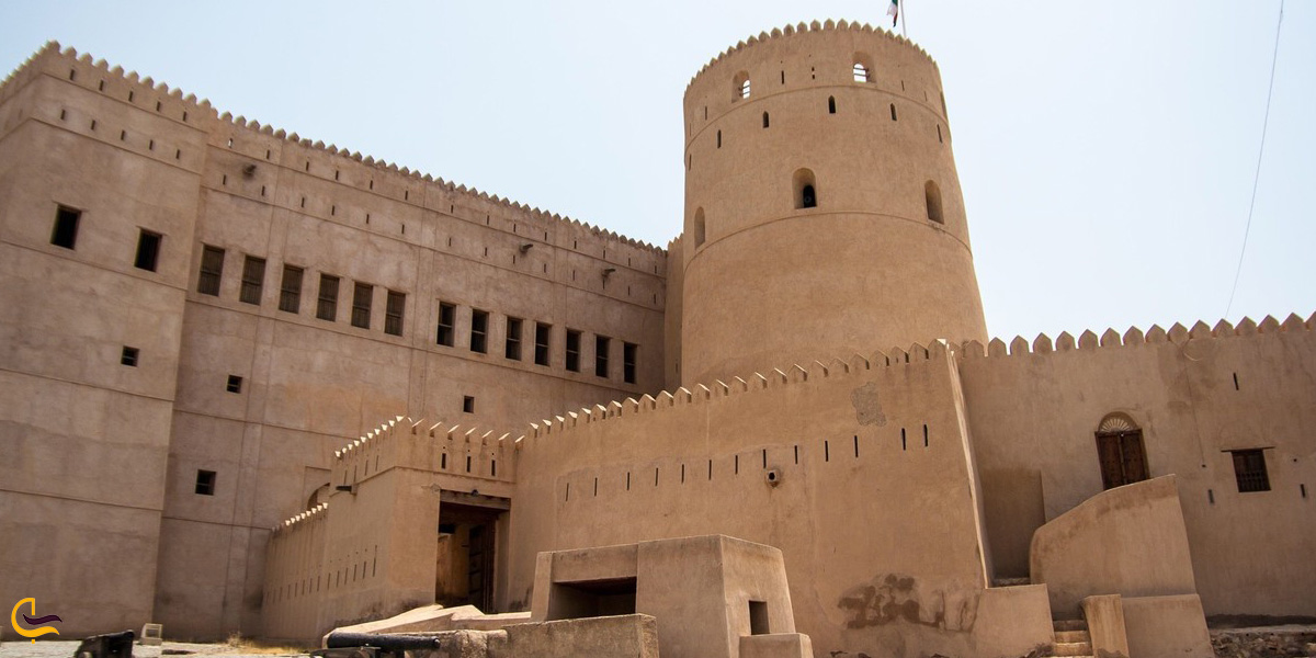 تصویری از قلعه رستاق