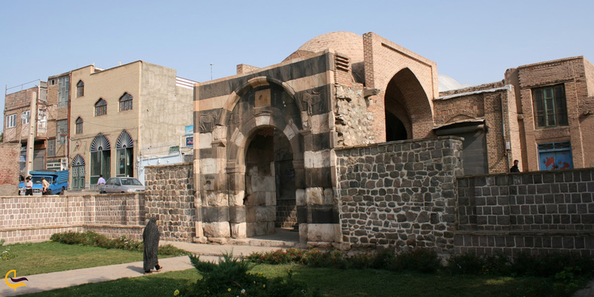 تصویری از دروازه سنگی