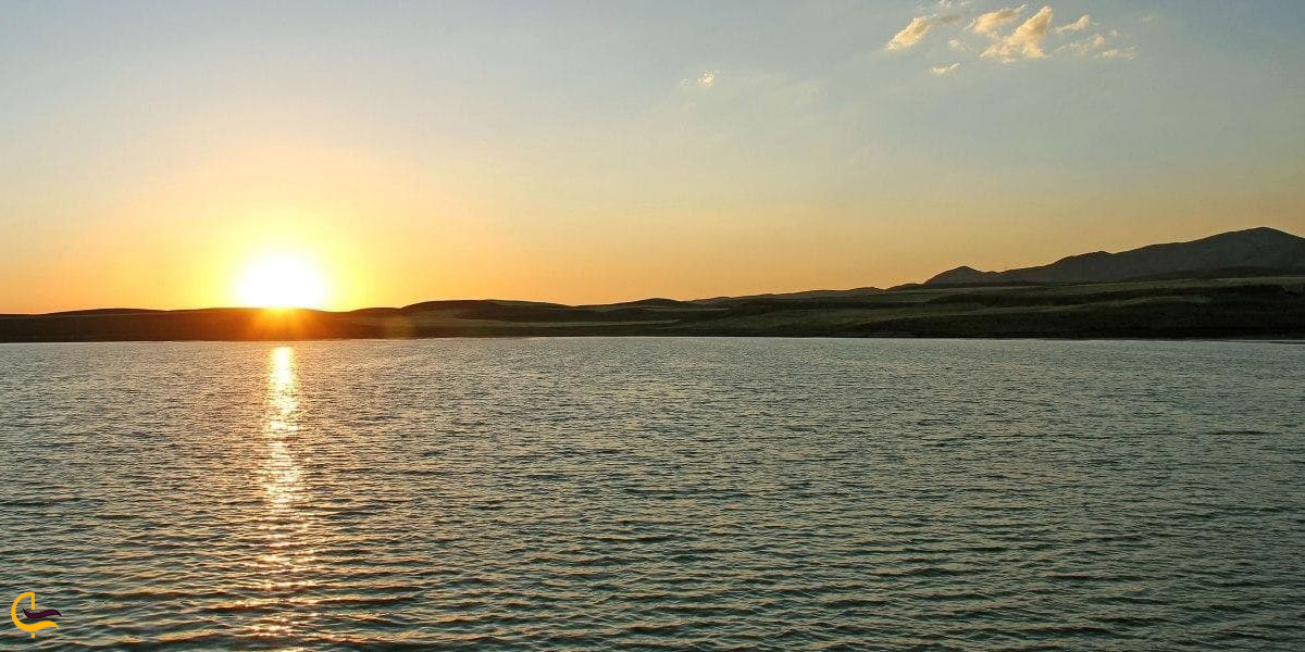 تصویری از غروب آفتاب سد دوش بناب