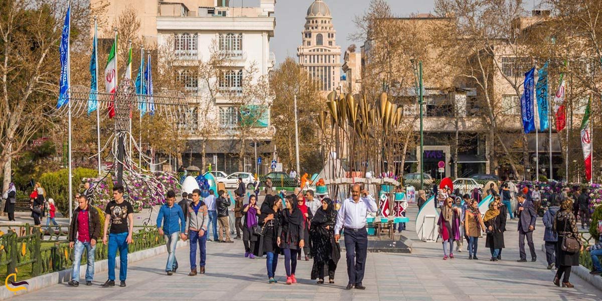 تصویری از پیاده روی در خیابان انقلاب تهران