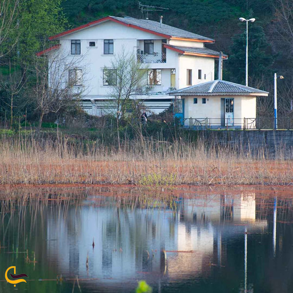 تصویری از خانه در کنار تالاب زربیجار املش گیلان