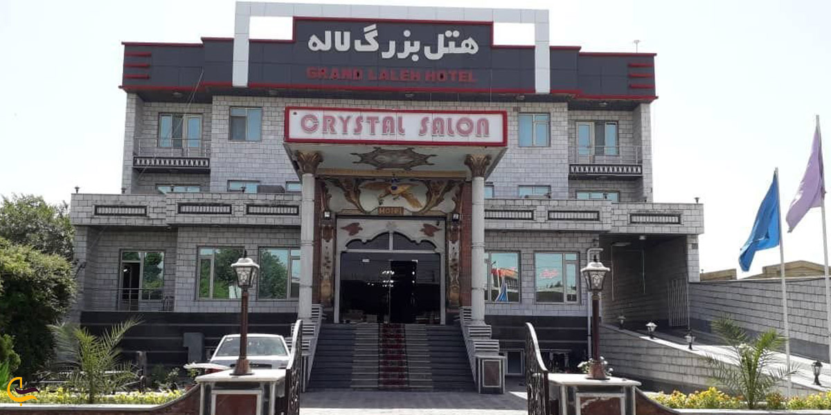 نمایی از ورودی هتل لاله
