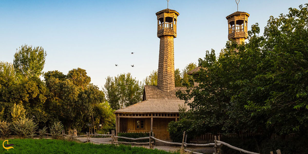 تصویری از طبیعت سرسبز دهکده چوبی